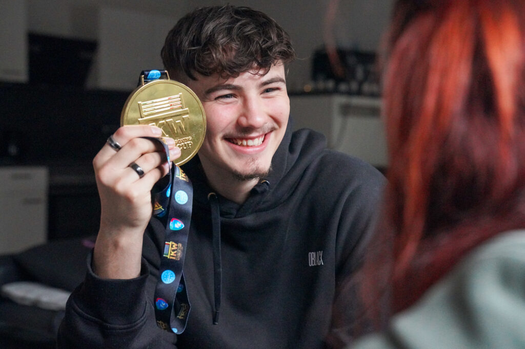 Porträtaufnahme von Valentin Reith mit seiner Medaille.