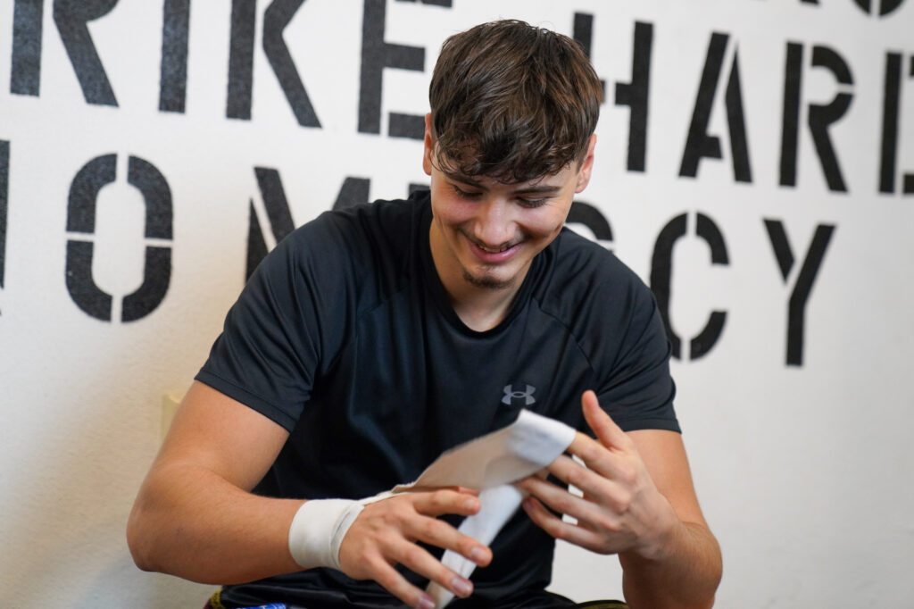 Porträtaufnahme von Valentin Reith bei der Vorbereitung für das Training.