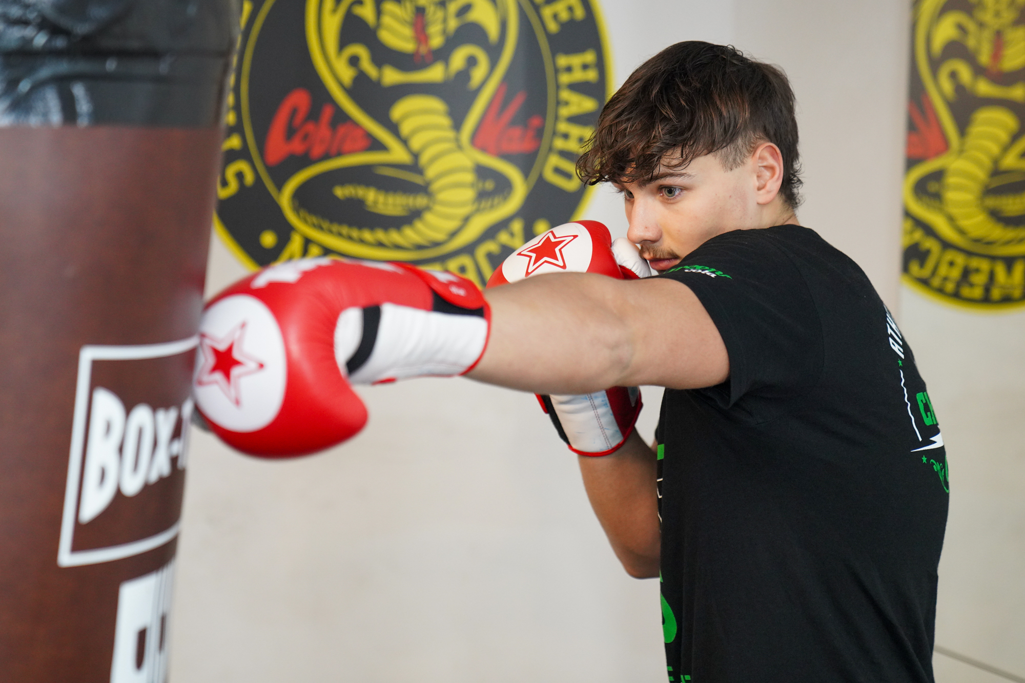 Valentin Reith trainiert mit Boxhandschuhen.