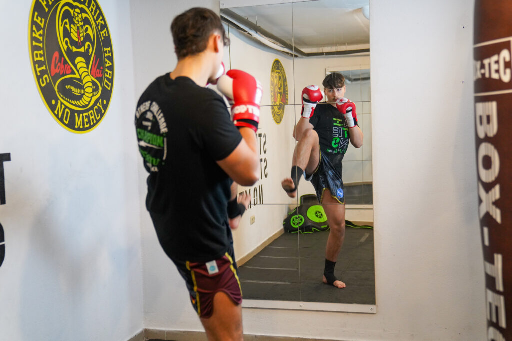 Porträtaufnahme von Valentin Reith während des Trainings vor dem Spiegel.