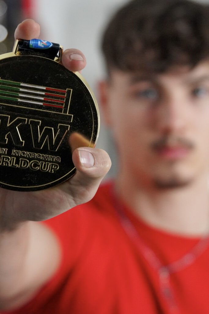 Aufnahme einer Medaille mit Valentins Gesicht unscharf im Hintergrund.