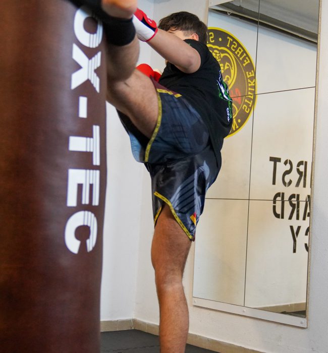 Valentin Reith tritt gegen den Boxsack.